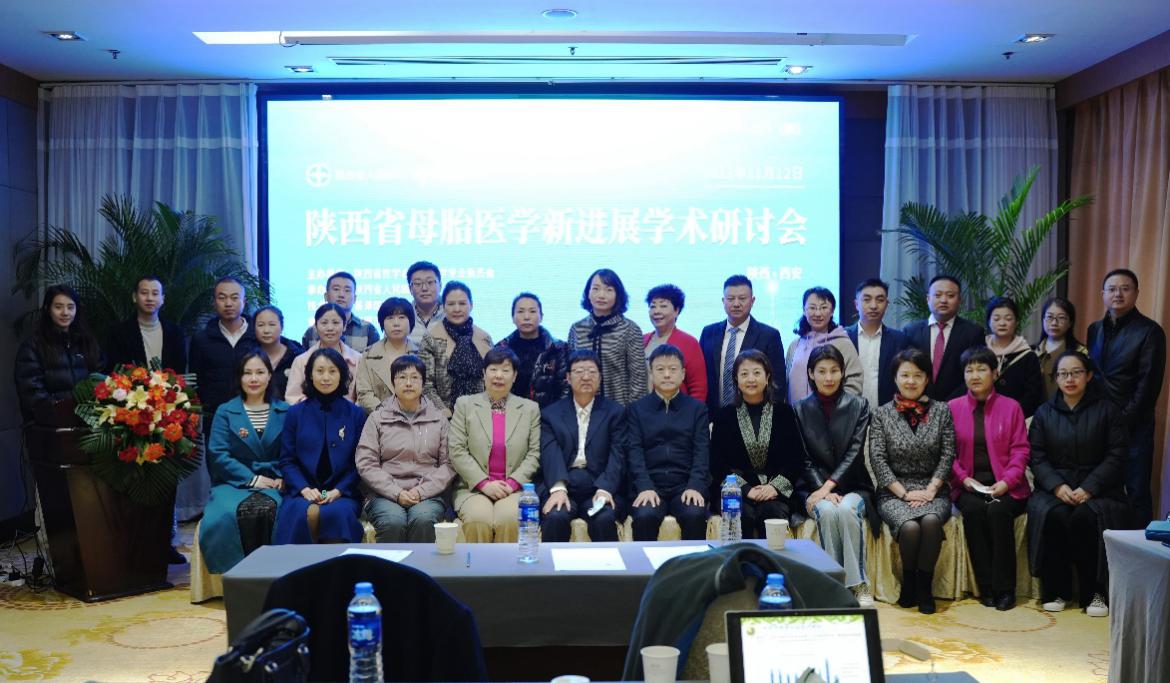 一群人在房間里已生成高可信度的說(shuō)明 一群人在房間里已生成高可信度的說(shuō)明