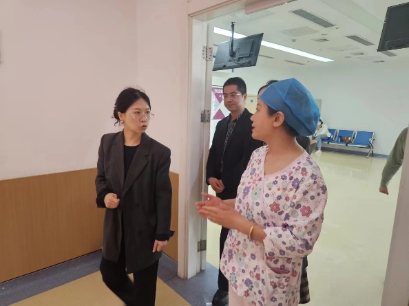一些人站在室內(nèi)中度可信度描述已自動生成 一些人站在室內(nèi)中度可信度描述已自動生成