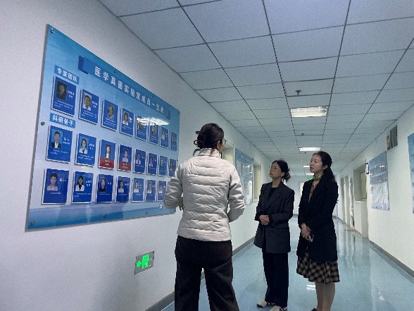 男人和女人站在墻邊低可信度描述已自動生成 男人和女人站在墻邊低可信度描述已自動生成